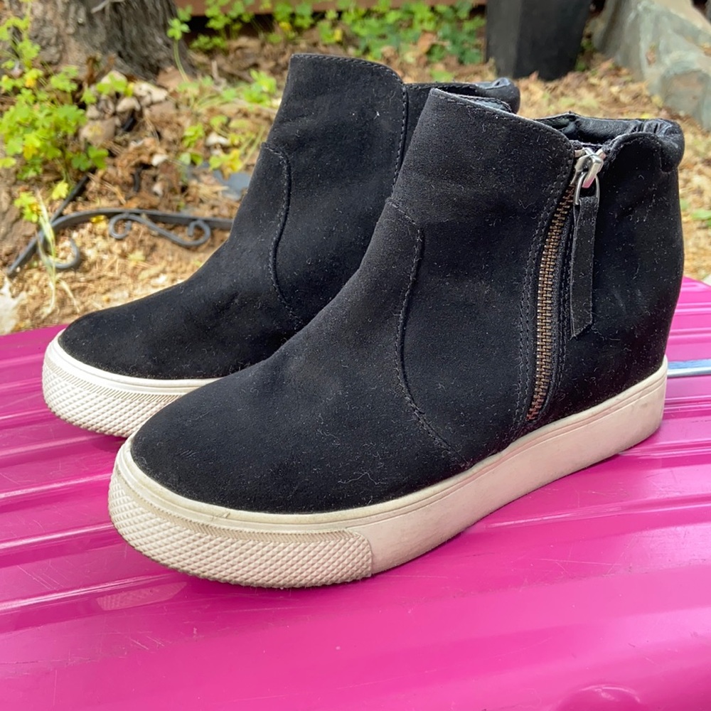 Black wedged sneakers